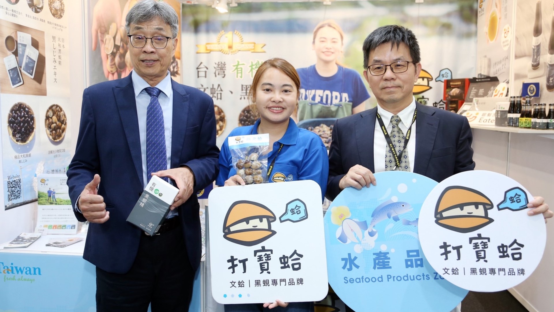 ▲農業部陳駿季部長參與台北國際食品展與參展漁業青農合影。(圖片來源:農業部)