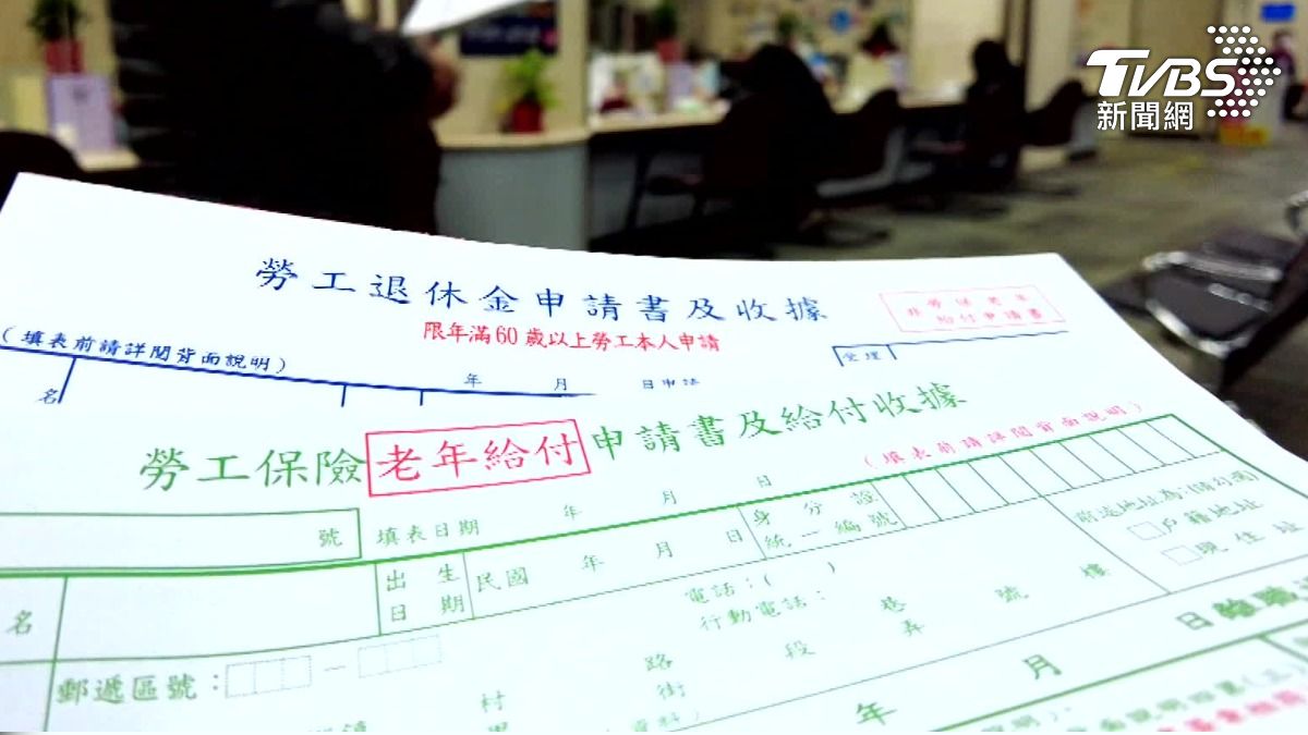 理財YouTuber艾倫指出,勞退過去10年的年化報酬不到5%。(圖/TVBS)