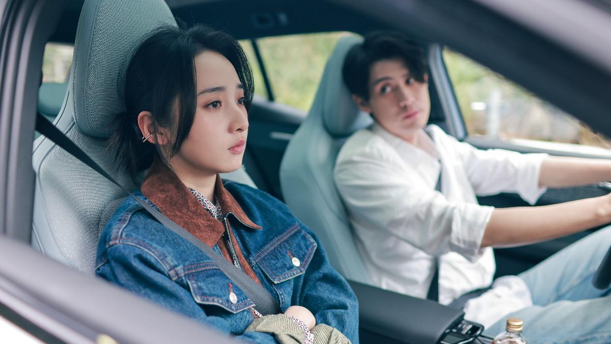 李沐(左)劇中見電動車的電量後焦慮不已,未婚夫李玉璽在旁也無法安撫她的不安。(圖/寬想國際娛樂提供)