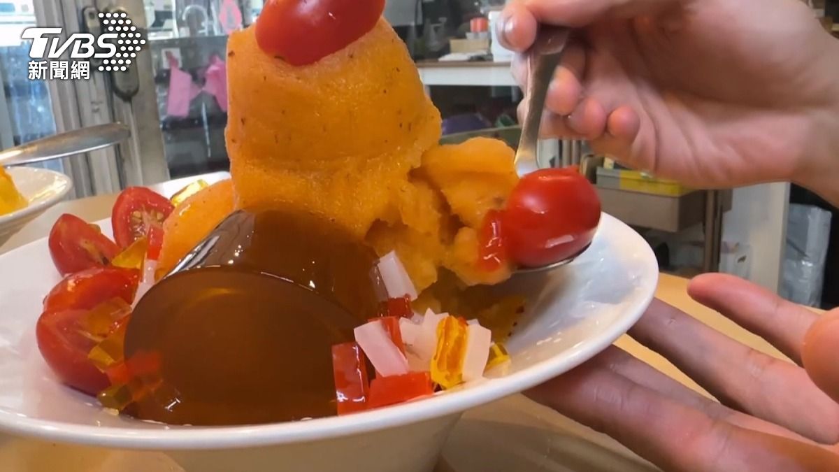 冰店推出特色冰品番茄茶凍梅子冰。(圖/TVBS)