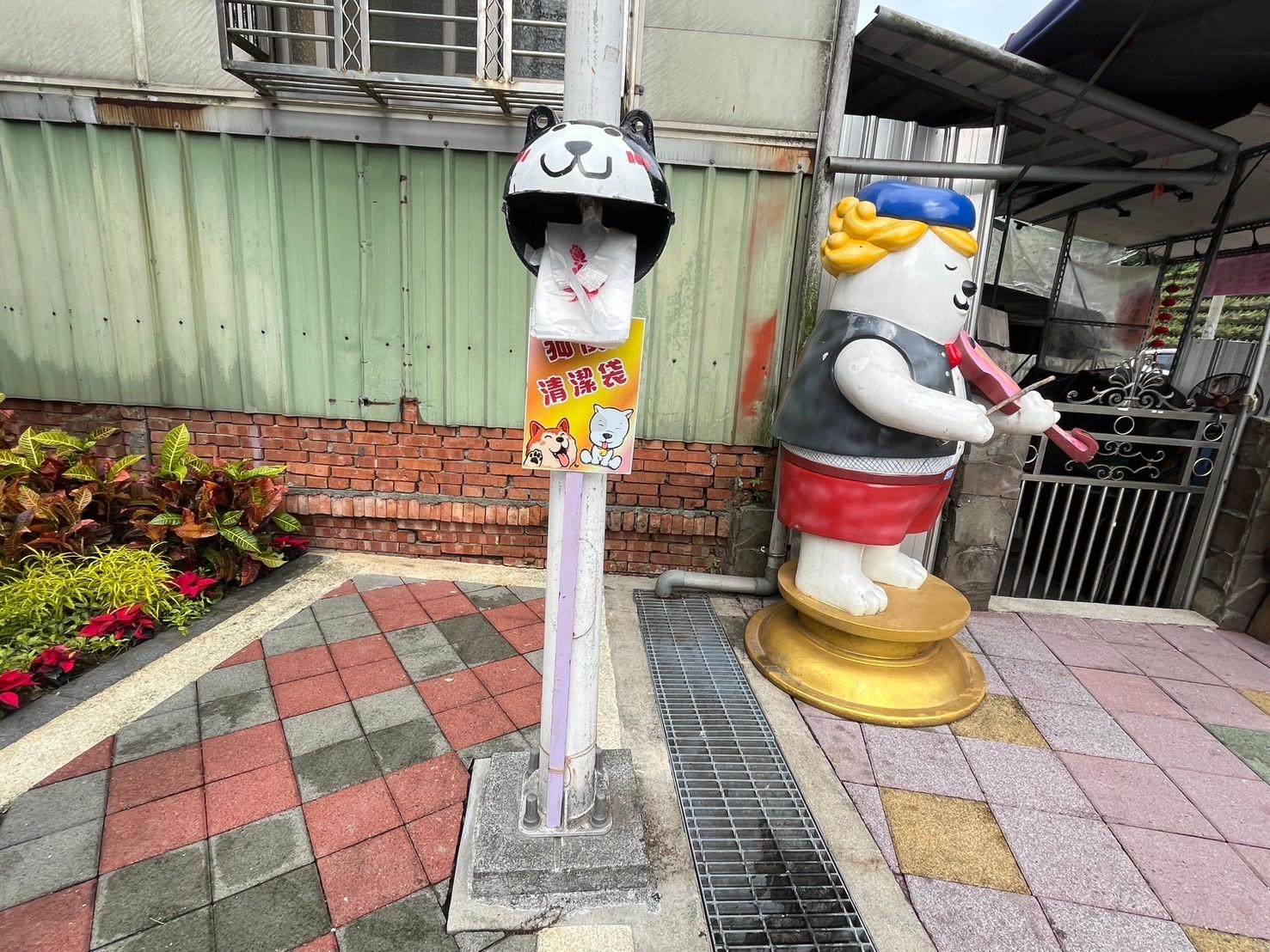 基隆市在許多鄰里公園都有設置「狗便清潔袋」提供民眾使用。(圖/基隆市環保局提供)