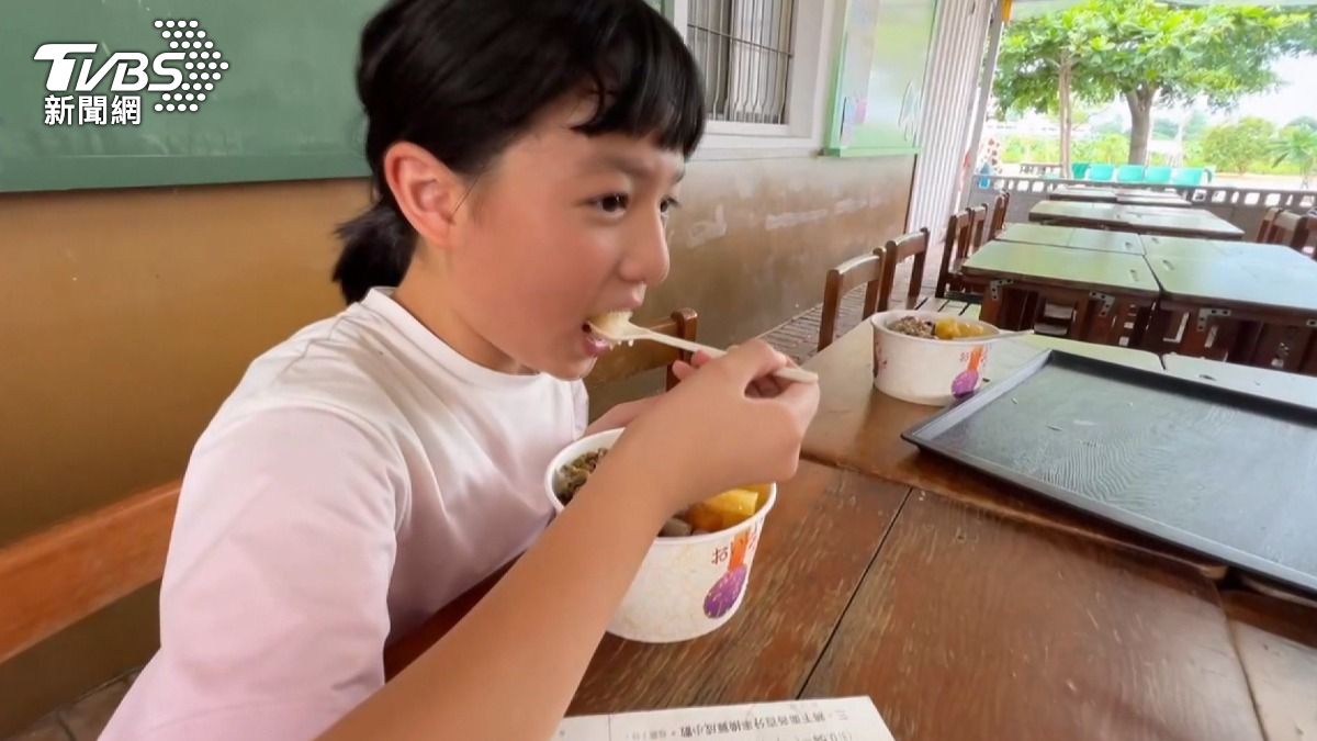 學生拿100分考卷,開心免費享美味冰品。(圖/TVBS)