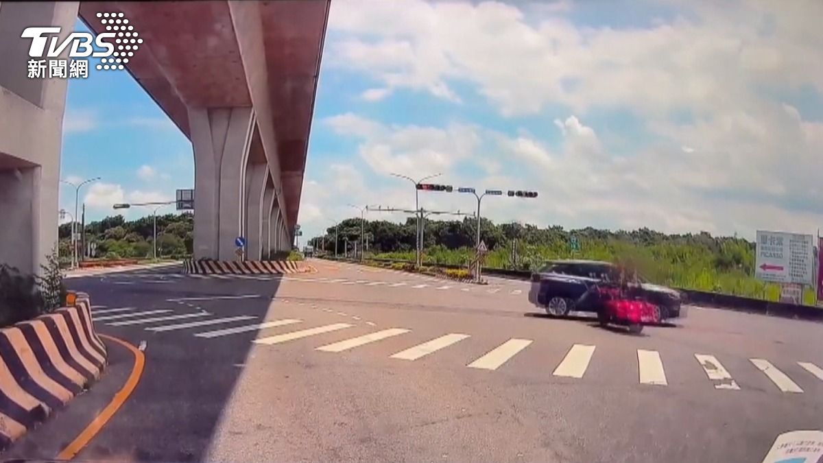 騎重機直行的車隊女隊長,被違規左轉轎車撞擊。(圖/畫面翻攝 重車日誌-教士)