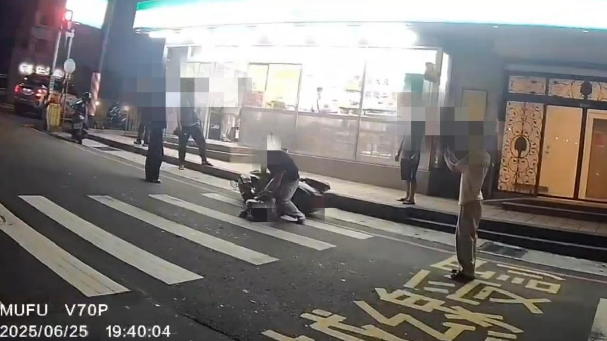 機車遭當街行搶!桃園女「淒慘叫聲」驚動民眾 聯手壓制歹徒