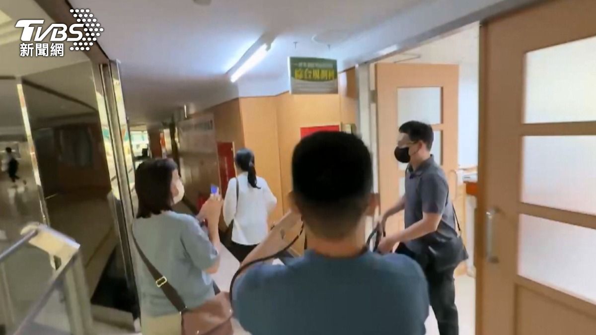 公務車載家人還核銷餐費？台南研考會主委蒙志成住處辦公室遭搜。（圖／TVBS）