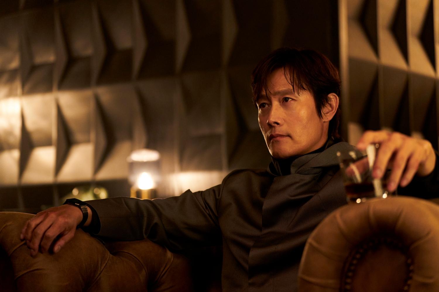 李炳憲潛入遊戲,就是要「奇勳」搞清現實人性。(圖/Netflix提供)