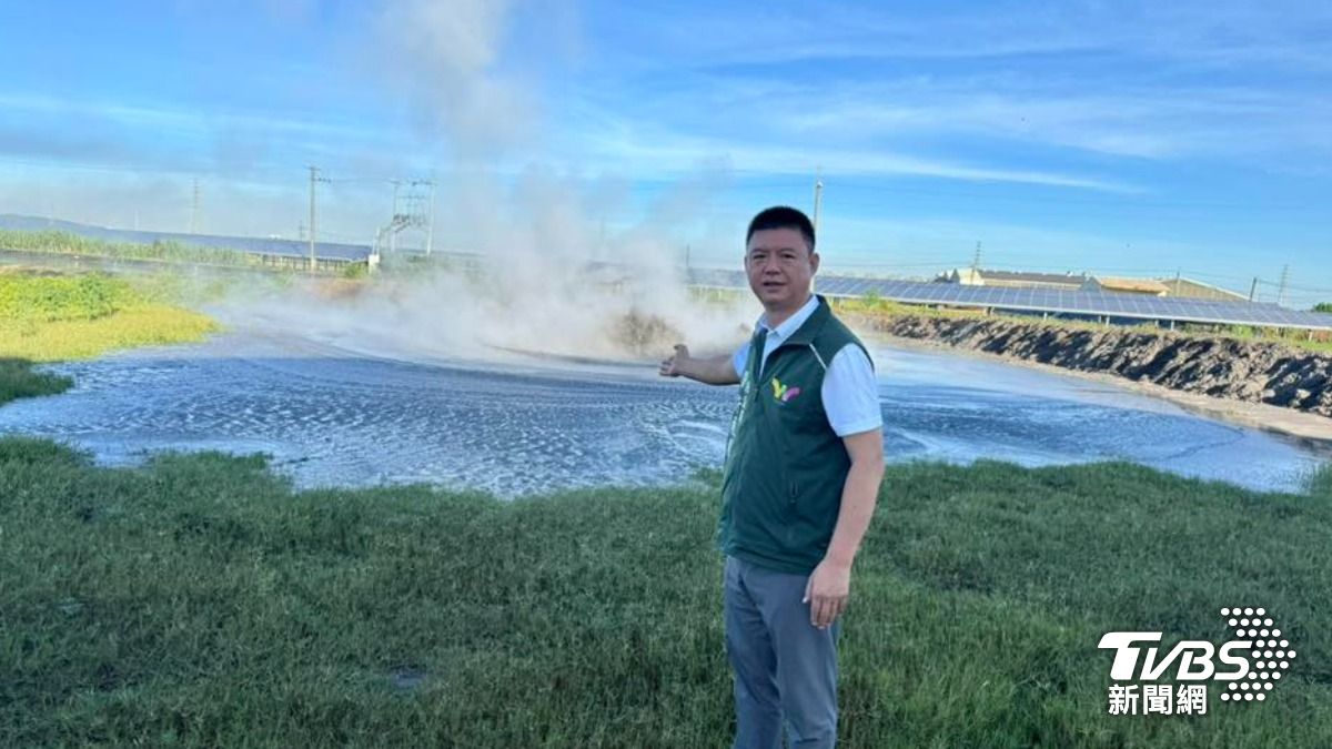 屏東萬丹鄉泥火山今(26)日清晨5點多噴發。(圖/翻攝議員許展維臉書)