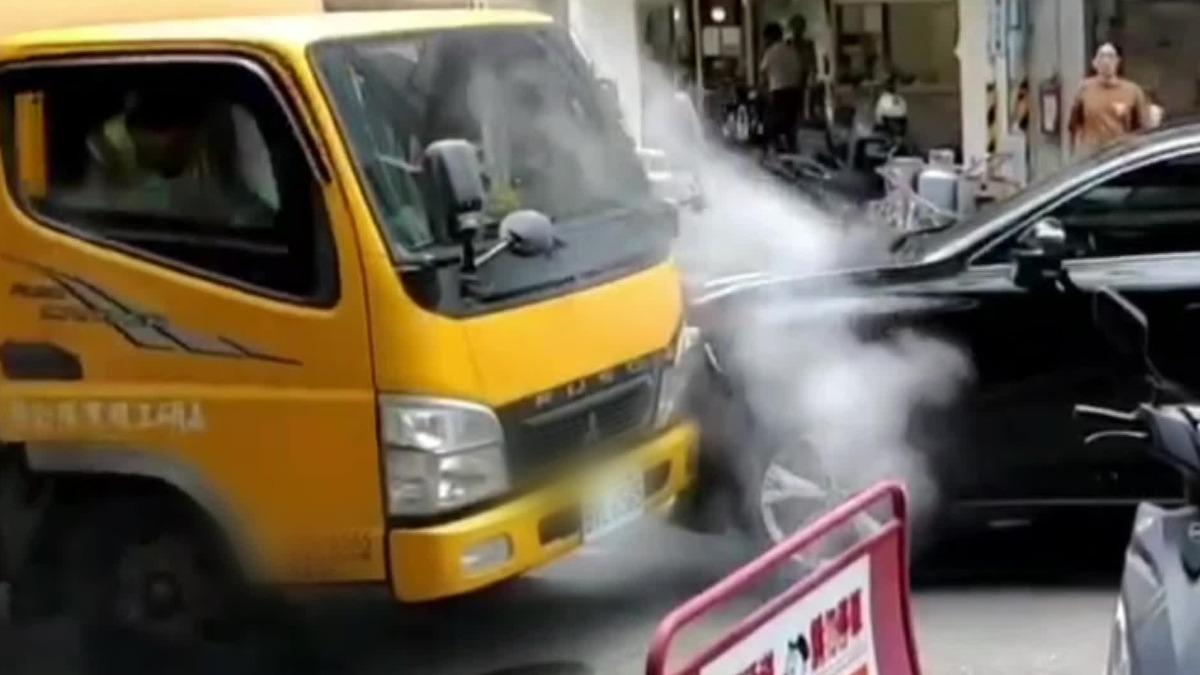 7旬翁身體不適撞工程車,輪胎空轉冒煙。 (圖/翻攝自charlie522.o Threads)