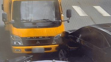老翁撞工程車,輪胎空轉冒白煙。(圖/TVBS)