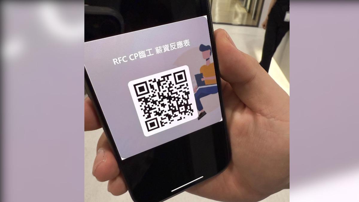 打工族發現薪水短缺,跑到觀音倉討說法,業者僅給出反應表,提供填寫。(圖/TVBS)