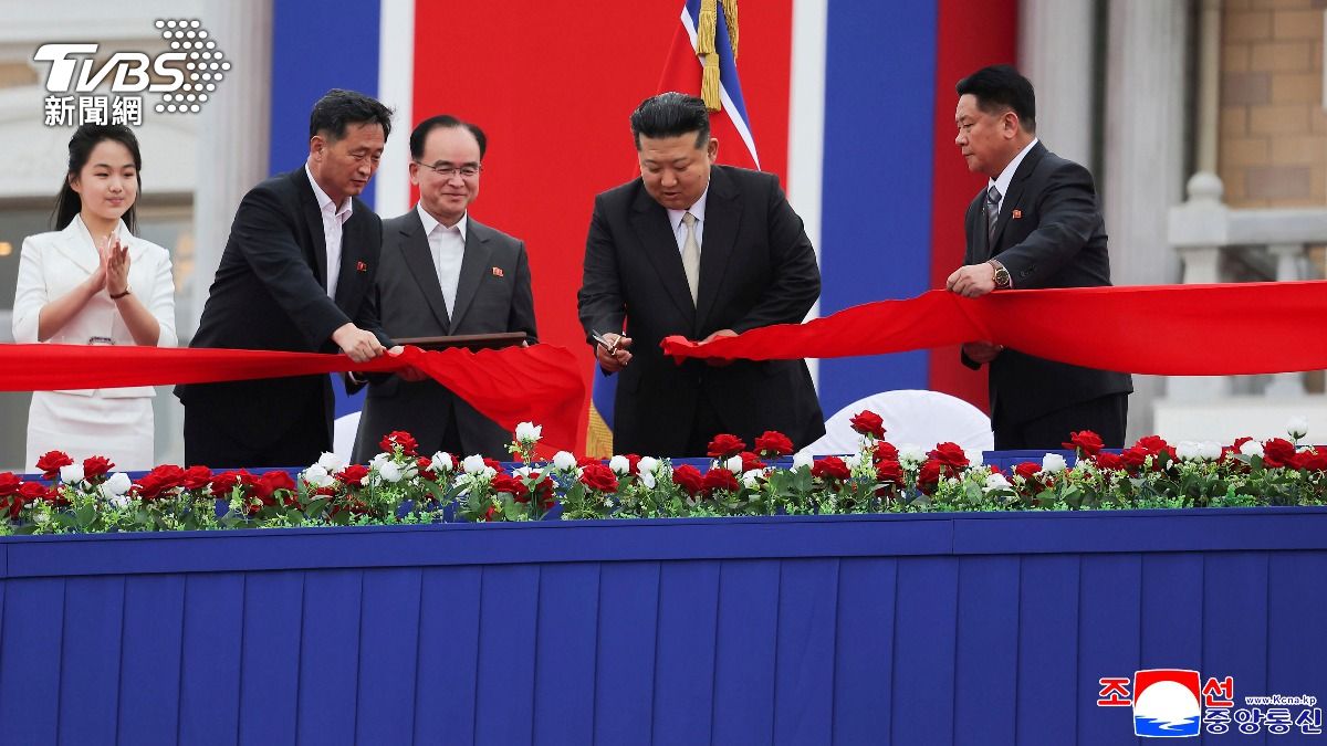金正恩出席北韓濱海渡假村剪綵儀式。(圖/達志影像美聯社)