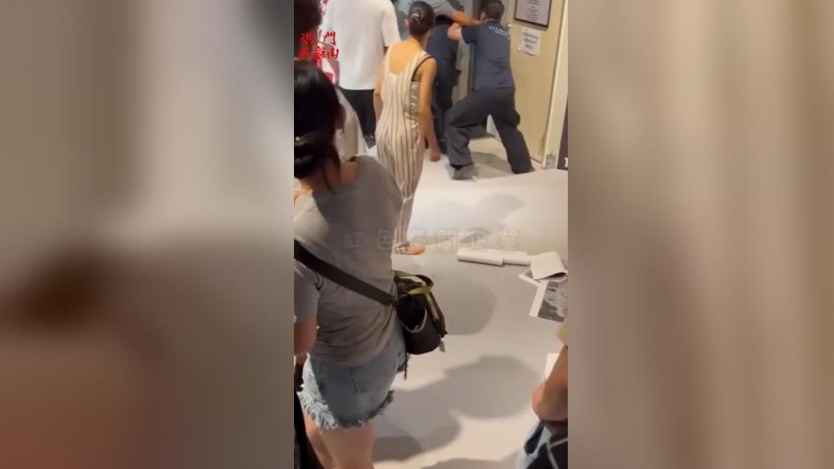 台中燒打雞格鬥俱樂部開幕,疑發生扭打事件。(圖片翻攝/紅色豪門企業)