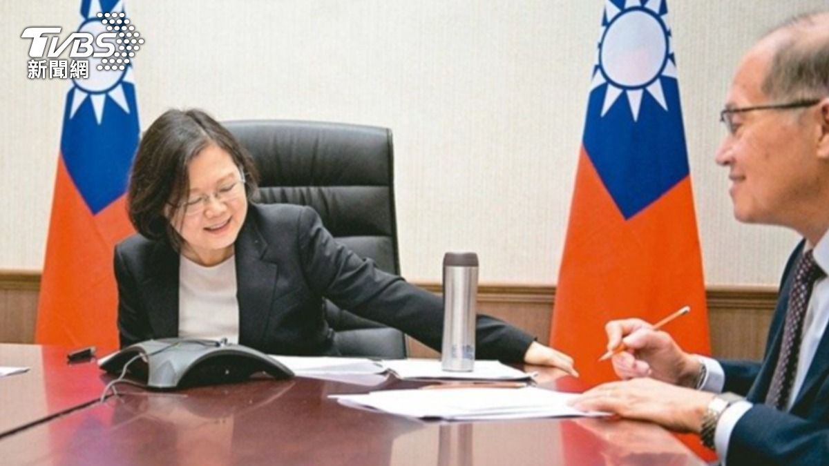 時任總統蔡英文2016年和時任美國總統當選人通話。(圖/總統府)