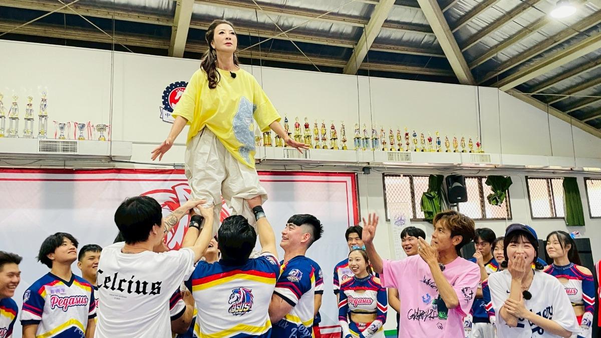 楊繡惠挑戰上二樓。(圖/民視提供)
