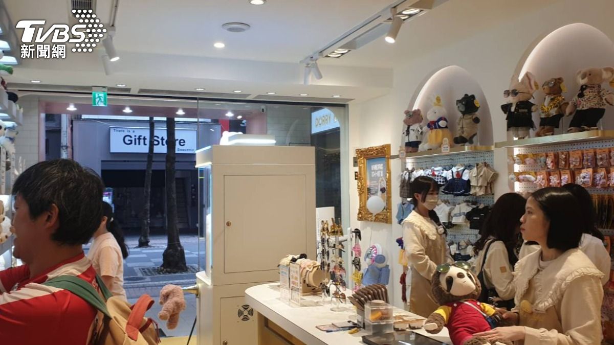 手作娃娃店吸引不少觀光客 圖/TVBS