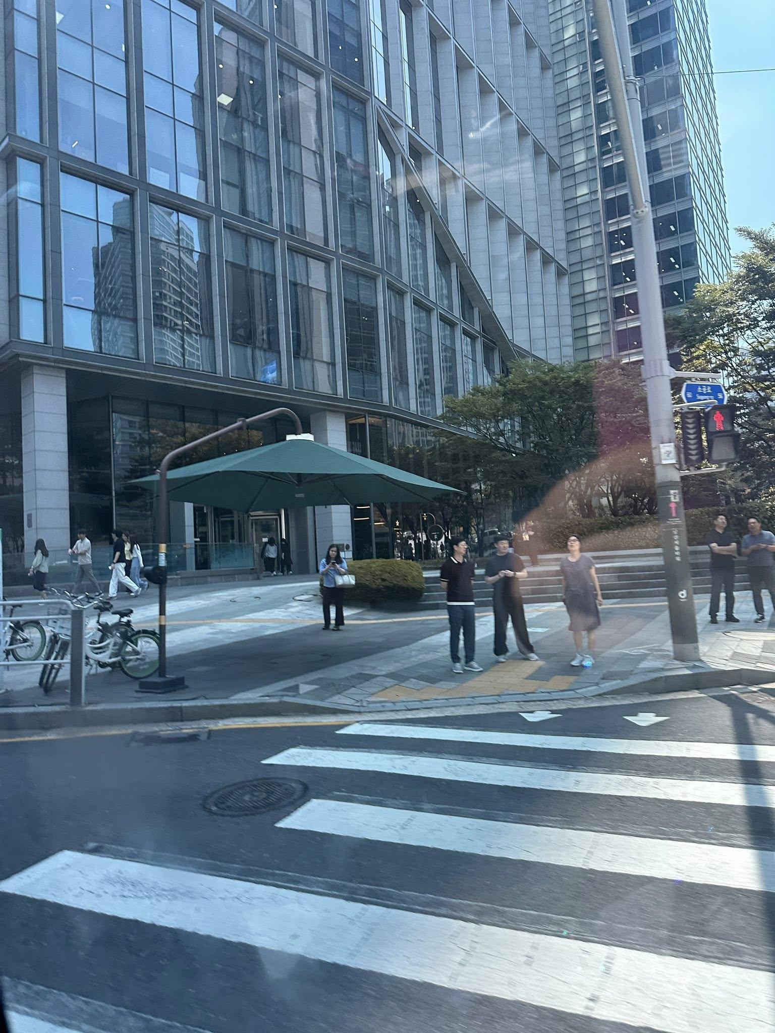韓國的路口設有大型遮陽傘,供用路人避暑。(圖/翻攝自郁方臉書)