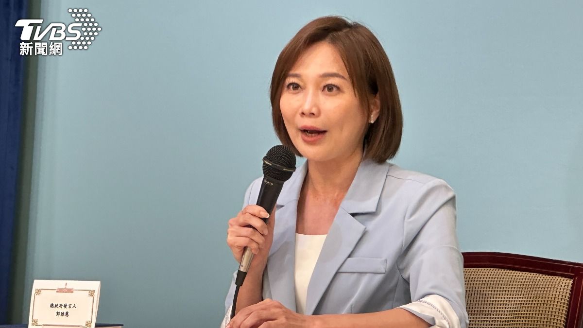 總統府發言人郭雅慧26日晚間於總統府全社會防衛韌性委員會後舉行轉述記者會。(圖/潘袁詩羽攝)