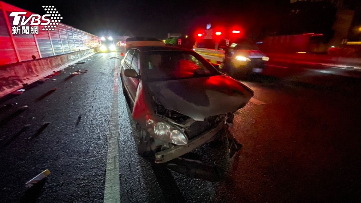 國一死亡車禍!行人逆向闖國道 連遭2車撞擊「輾壓致死」