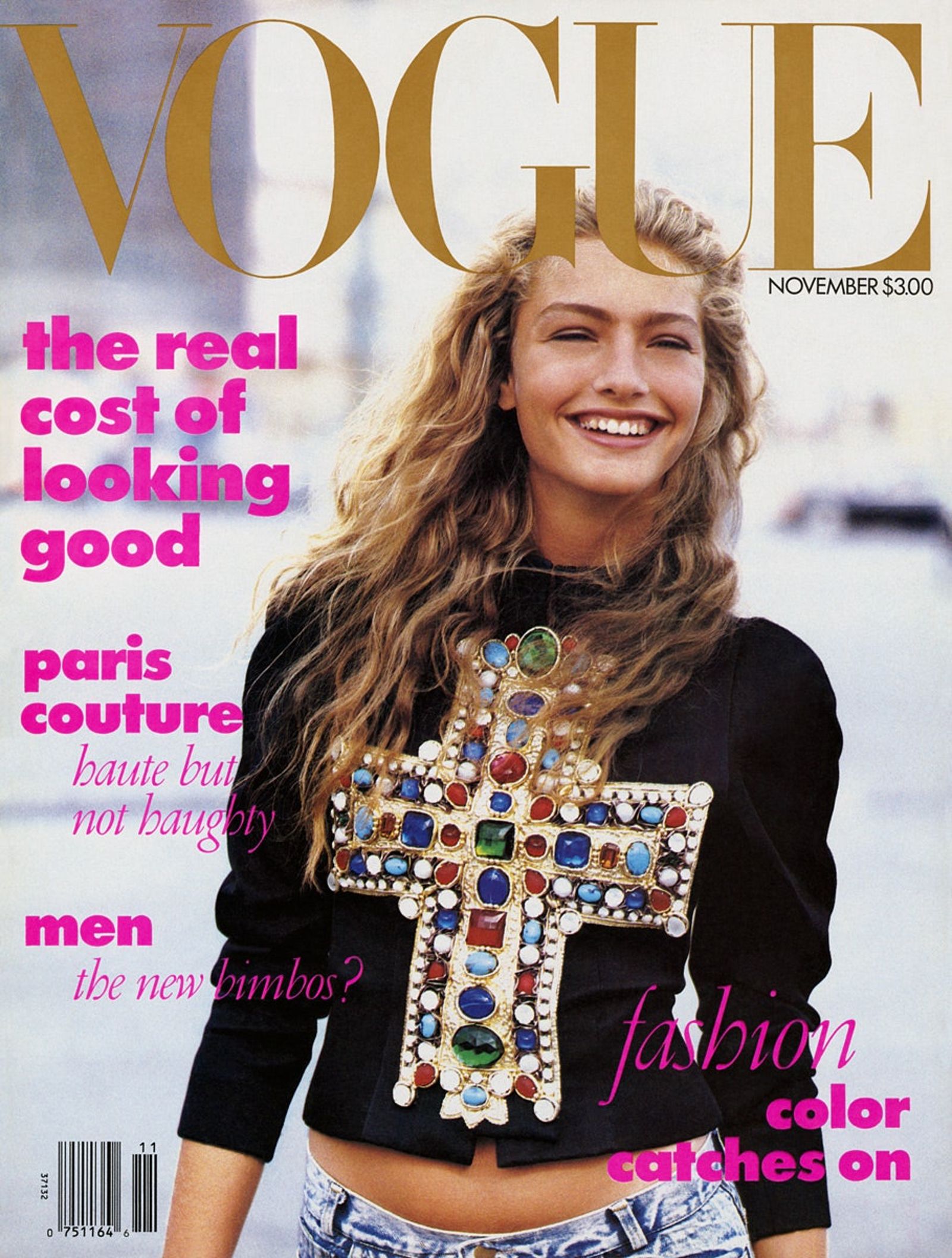 《VOGUE》1988年11月號封面，以色列模特兒米凱拉貝爾庫穿石洗牛仔褲登場，開啟安娜溫圖顛覆傳統的總編時代。（翻攝X@saintdemie）
