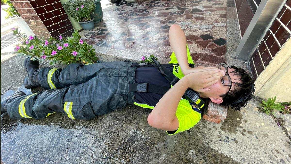 當天天氣炎熱,勇消們救火後體溫飆破40度。(圖/翻攝自 新竹縣消防局)