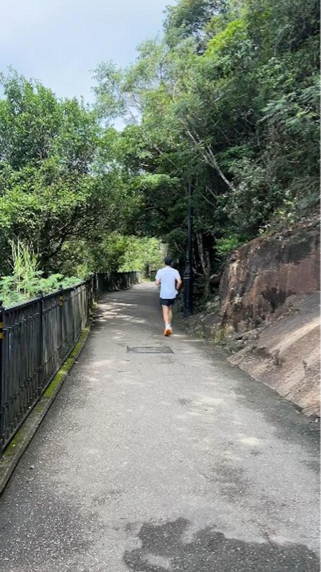 網友偶遇梁朝偉跑步。(圖/翻攝自小紅書@住在港村的小笨)