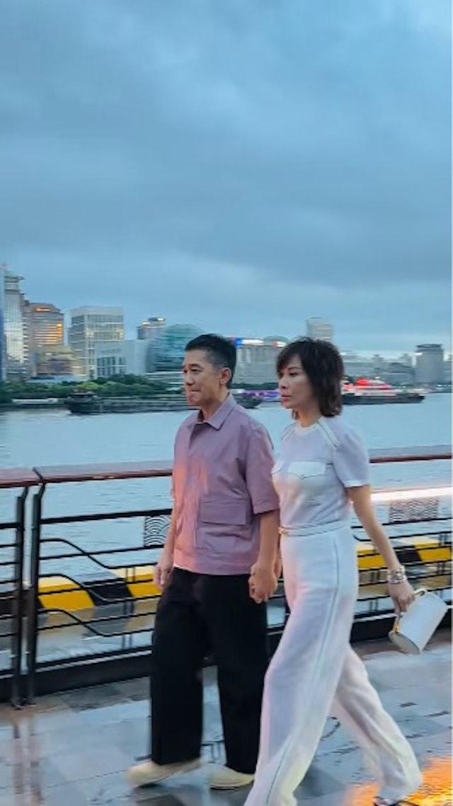 梁朝偉劉嘉玲於內地海傍拍拖被偶遇。(圖/翻攝自小紅書@黎貝卡)