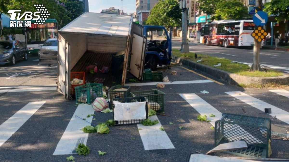 北市內湖公車起步外切「撞翻貨車」 駕駛送醫、蔬果散落一地