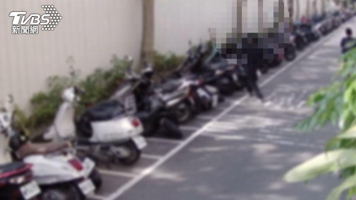 新北男推倒整排機車辯「有人跟蹤我」 警秀監視器打臉