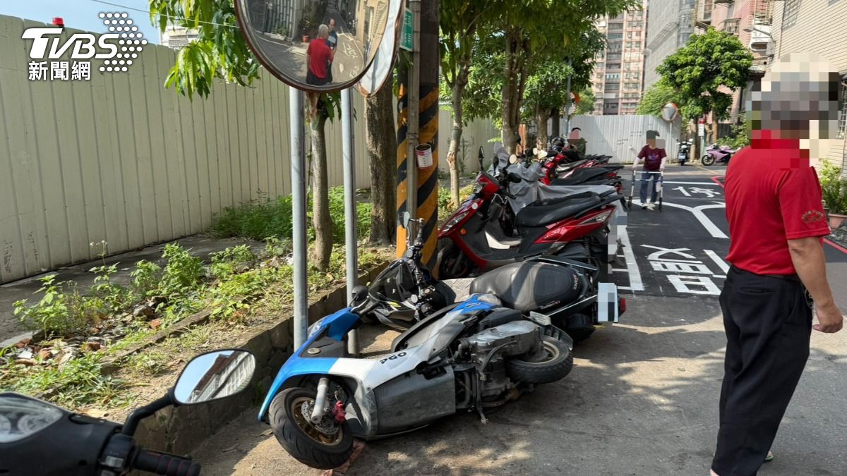漢口街附近整排機車被人蓄意推倒。（圖／TVBS）