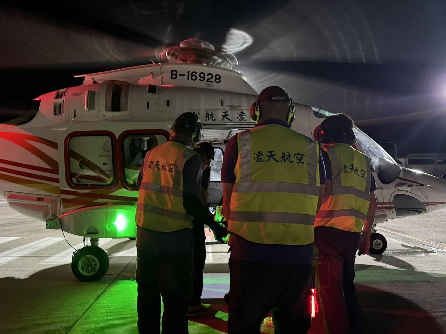 凌天航空直升機今天深夜凌晨將患者送往台中。（圖／凌天航空提供）