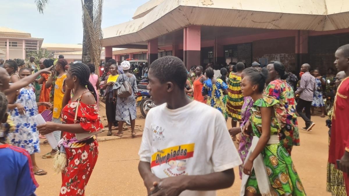這起事件25日發生在班基的巴泰勒米博甘達高中。(圖/翻攝自X@MSF_EastAfrica)