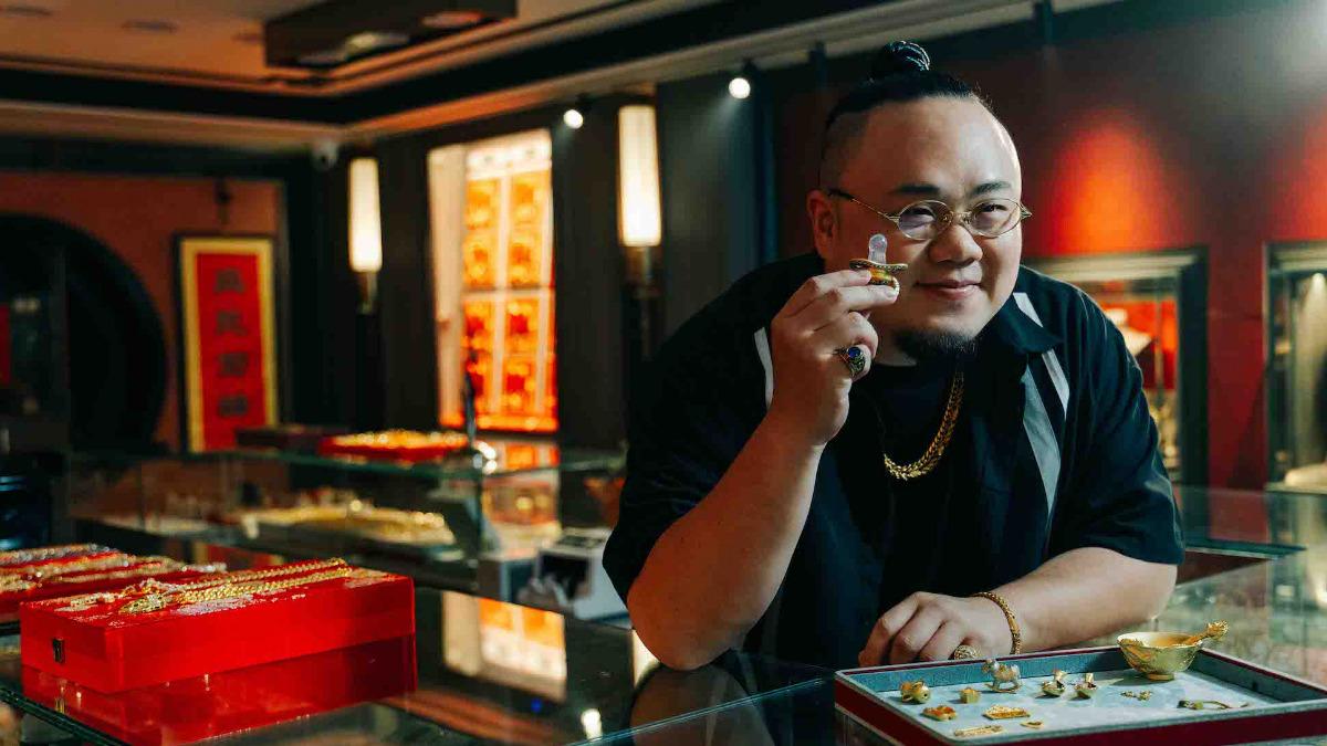 大淵拿出金奶嘴哄小孩。(圖/本色音樂提供)