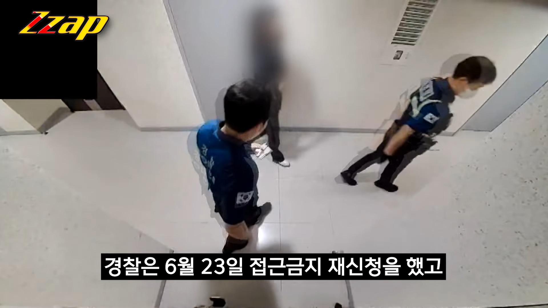 A女21日凌晨騷擾民宅遭警方驅離。（圖／翻攝自뉴스TVCHOSUN YouTube）