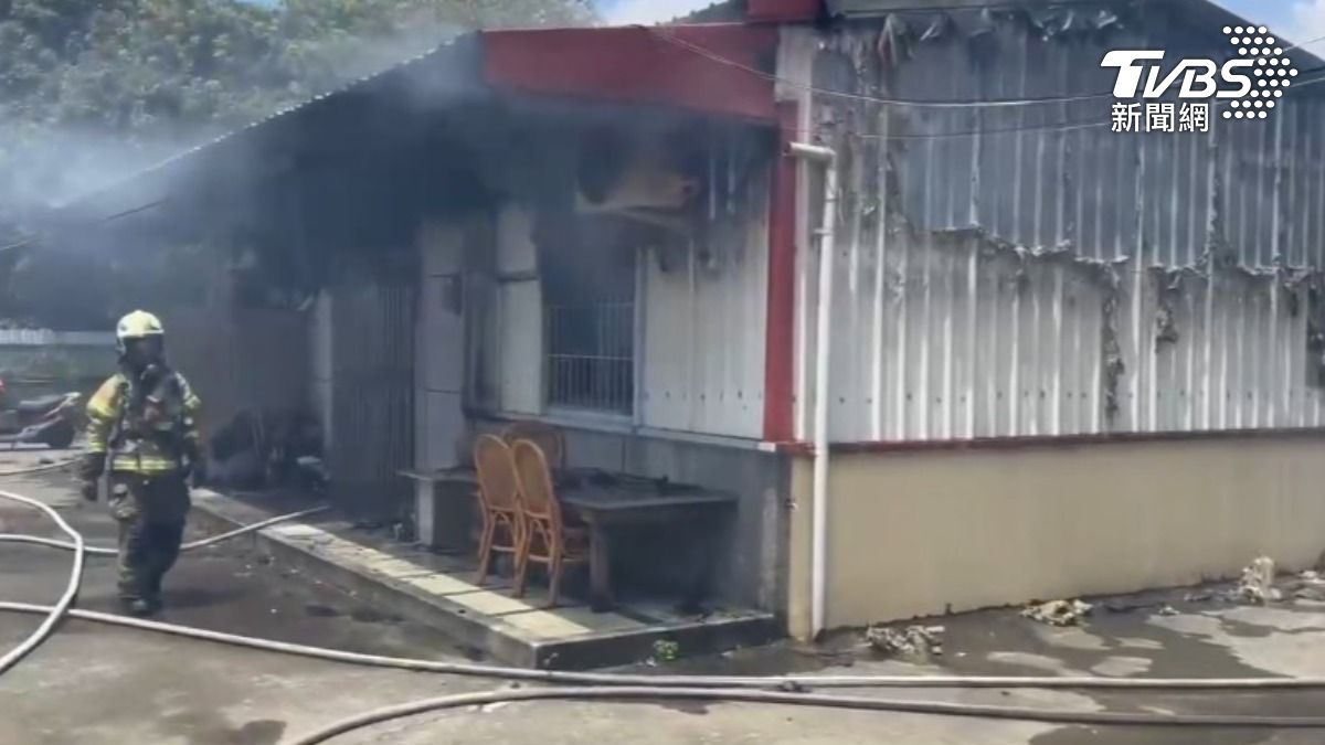 快訊/台南關廟民宅火警!鐵皮屋狂燒噴濃煙 8旬老翁緊急送醫