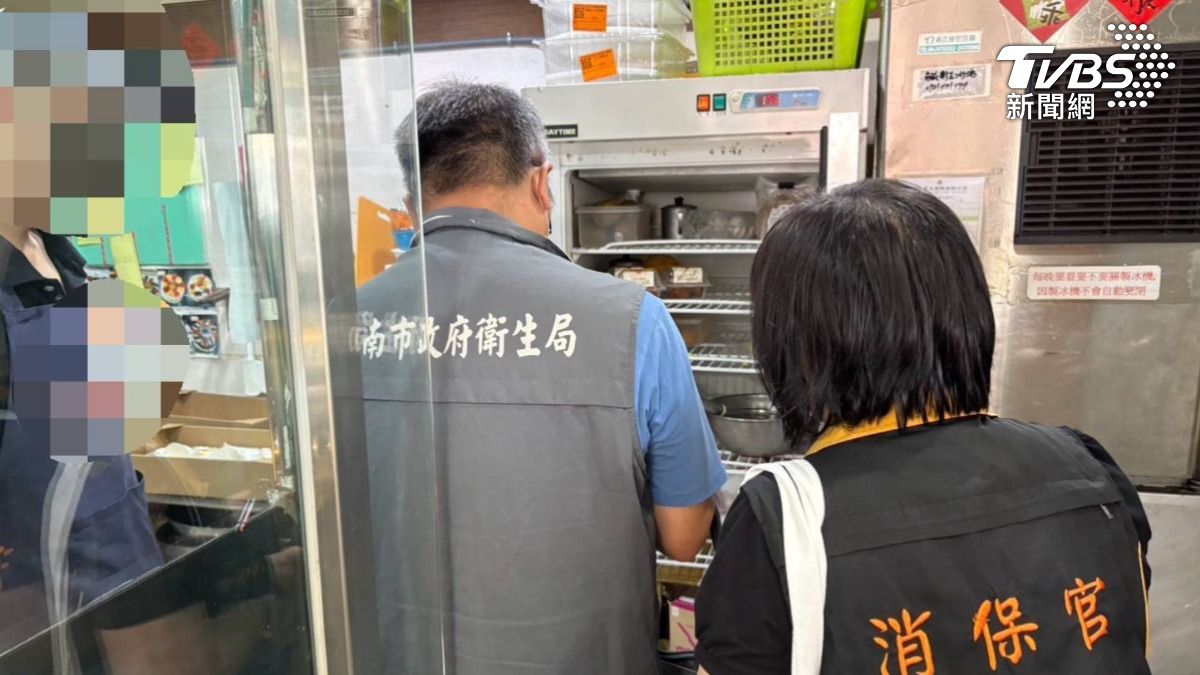 夏季飲品安全拉警報！珍奶藏「料桶蓋軸心」，衛生局到場稽查（圖／TVBS）