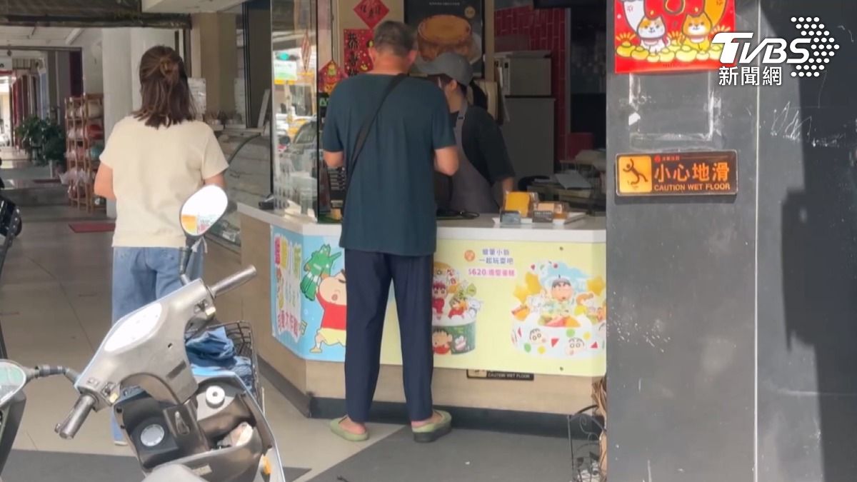 飲料店總公司已證實，異物是類似料桶蓋的翻蓋軸心脫落，未來將加強門市檢核流程。（圖／TVBS）