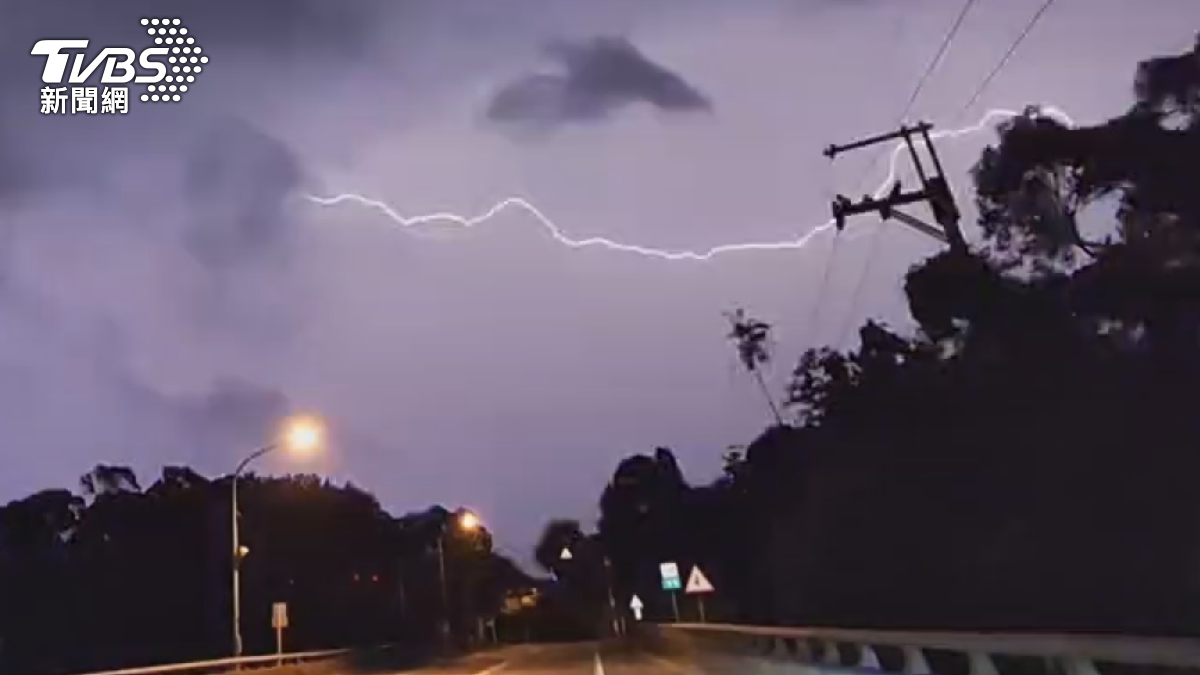 雷擊燒電桿釀停電 台中多處街道淹水。(圖/民眾提供)