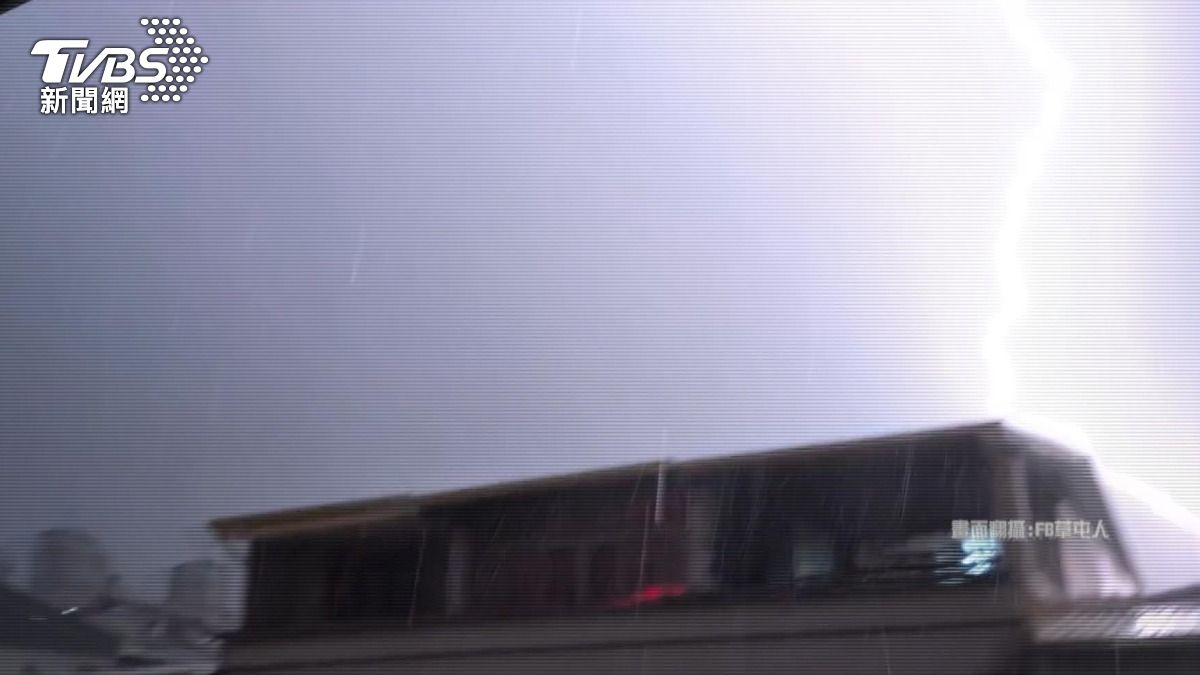 罕見紫色閃電劃破中部夜空! 台中太平累積雨量破百毫米。(圖/民眾提供)