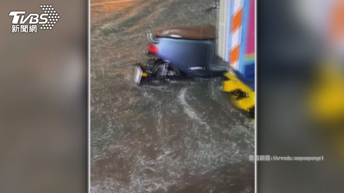 122毫米強降雨 機車險遭沖倒。(圖/民眾提供)