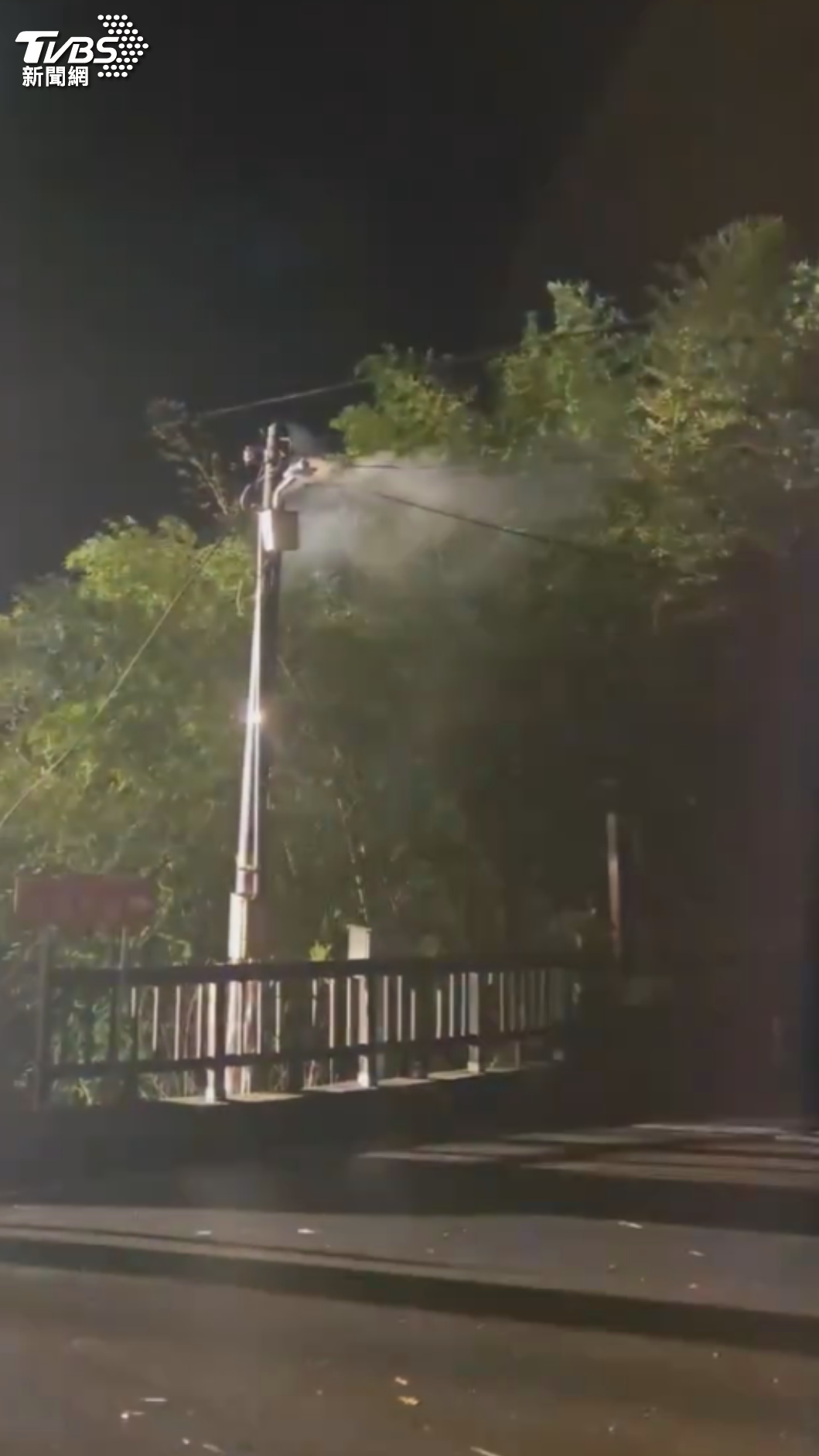 雲林電線桿燒毀停電。(圖/民眾提供)