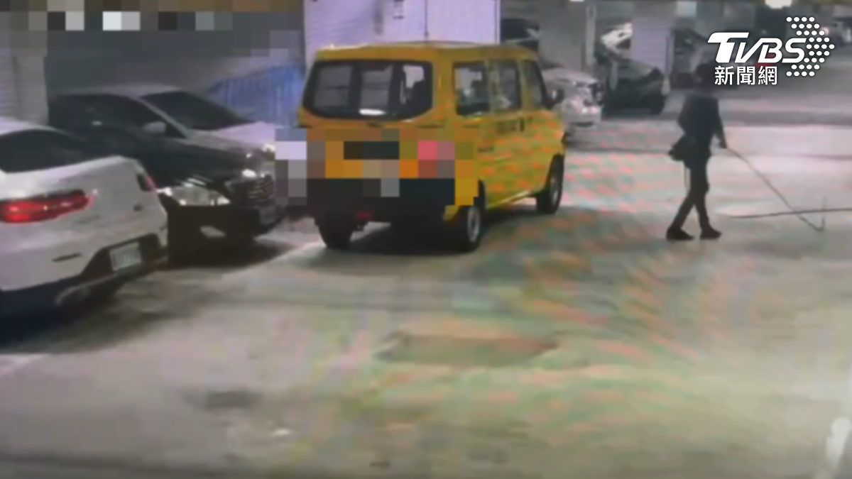 箱型車還被改造成中華電信的公務車。(圖/TVBS)