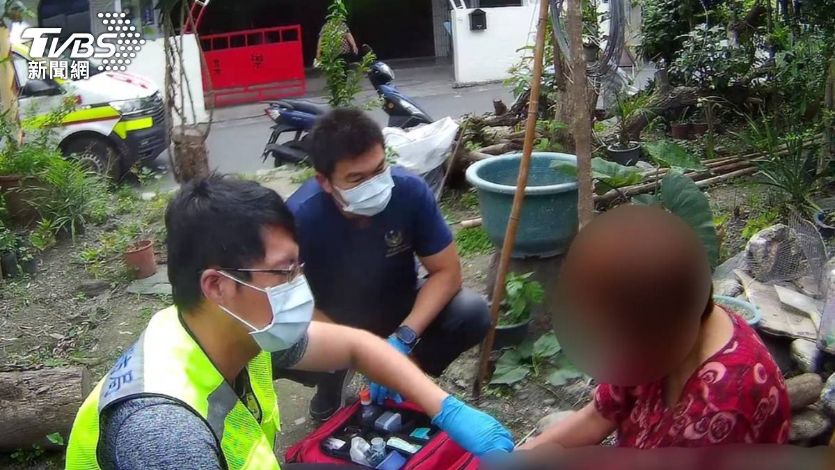 心情不佳？台東婦街頭揮刀「作勢割脖」　警速奪刀救援　