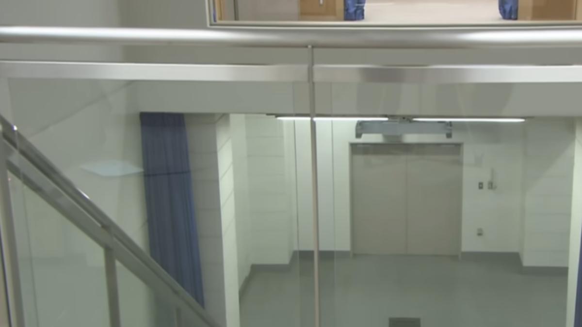 踏板打開後,受刑人就會墜落,因頸椎骨折而當場喪命。(圖/翻攝自TBS YT頻道)