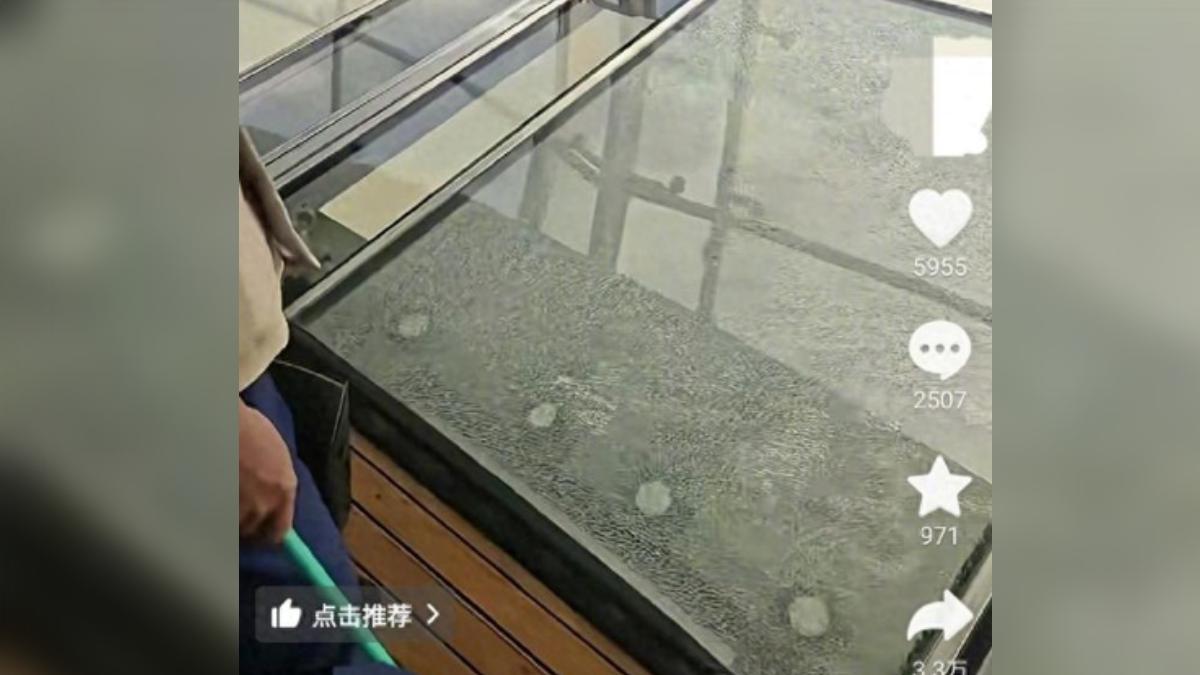 東方明珠觀光廊玻璃傳「熱炸」 業者:非承重層安全無虞