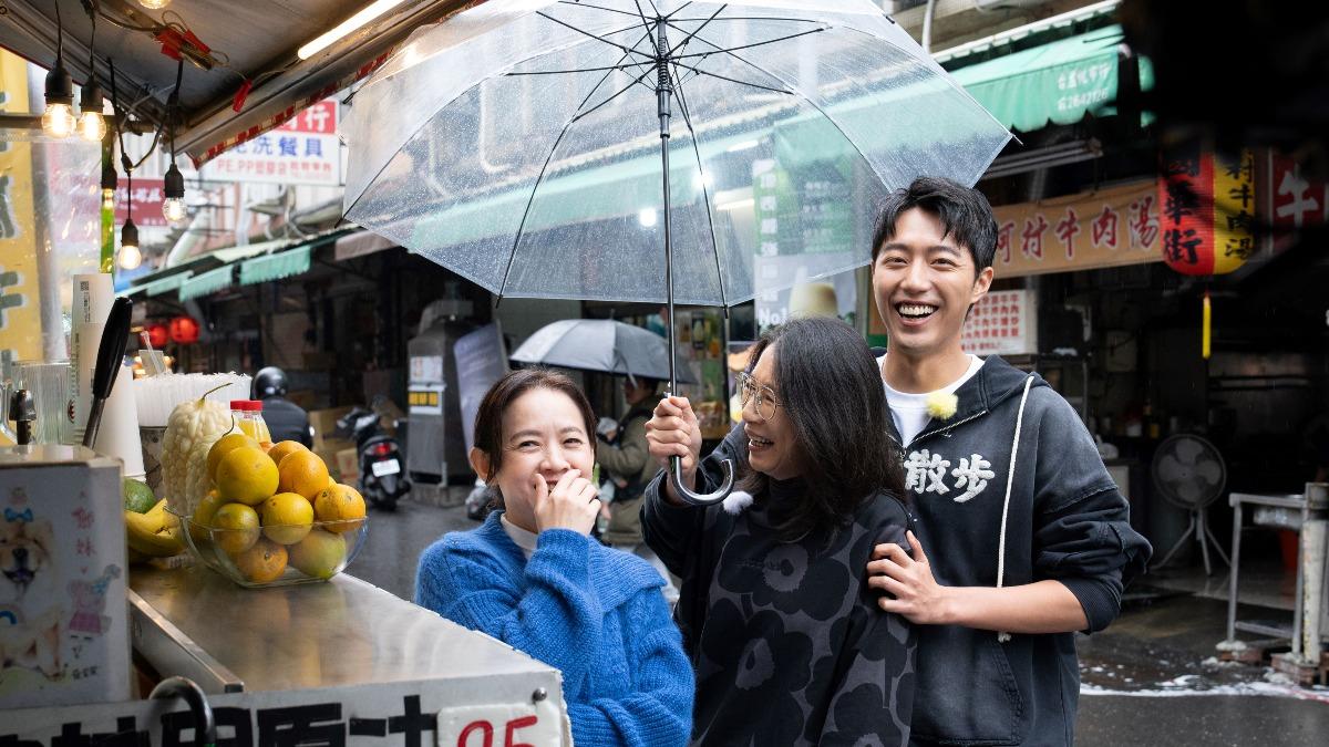 曾寶儀（左）和蔡凡熙去蔡媽媽的果汁攤。（圖／三立提供）