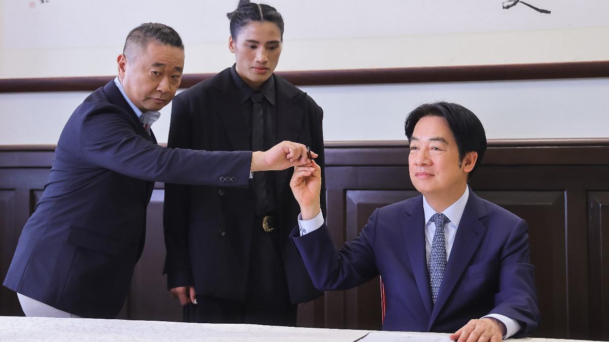 邰智源（左起）和拳擊女王陳念琴、總統賴清德同框拍攝廣告。（圖／文總提供）