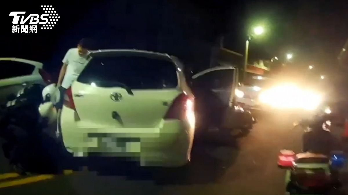 在警方圍捕下，成功逮捕偷車竊賊。（圖／TVBS）