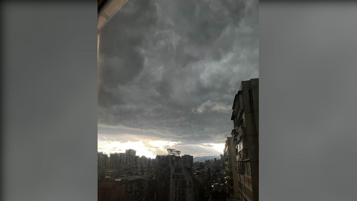有網友PO出大台北雷雨前的天空。（圖／翻攝自信義區兩三事臉書社團）