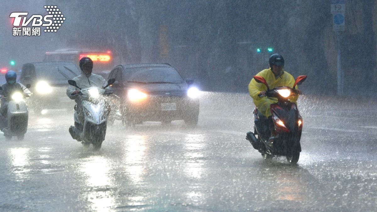 大雷雨狂炸雙北!台北天空一片黑「雷聲狂響」 網驚:誰發毒誓?