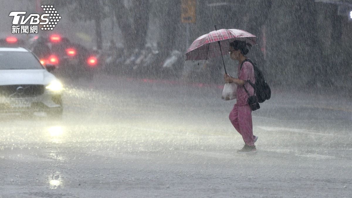 大雷雨炸雙北。（圖／胡瑞麒攝）